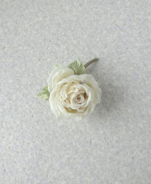 静かなオフホワイトの薔薇 S * シルク絖製 * コサージュ 4枚目の画像