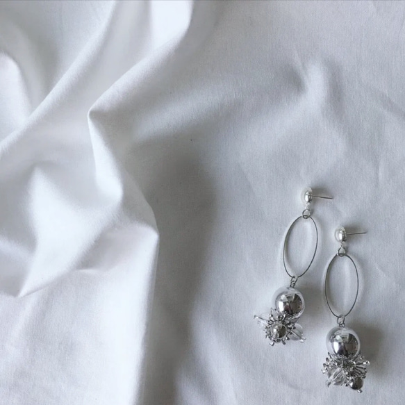 #95    シルバー　メタル　ビッグ　ボール　オーバル　じゃらじゃら　シンプル　ピアス 2枚目の画像