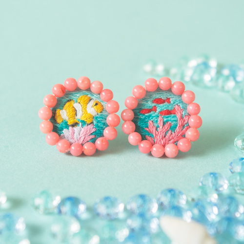 特集掲載】サンゴとお魚のカラフルピアス/イヤリング 水族館 夏 刺繍