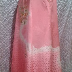 桜ピンクで春を楽しむ：正絹（絹１００％）付下げ着物生地でワンピース 4枚目の画像