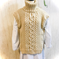 【受注制作】一着で二通り楽しめる手編みのローゲージケーブルニットベスト⁂キナリ⁂オフホワイト⁂ 2枚目の画像
