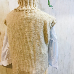 【受注制作】一着で二通り楽しめる手編みのローゲージケーブルニットベスト⁂キナリ⁂オフホワイト⁂ 5枚目の画像