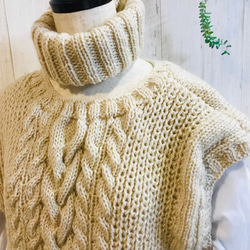 【受注制作】一着で二通り楽しめる手編みのローゲージケーブルニットベスト⁂キナリ⁂オフホワイト⁂ 7枚目の画像