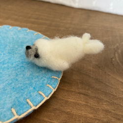 羊毛フェルト☆アザラシの赤ちゃんコースター 3枚目の画像
