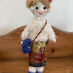 羊毛フェルトの女の子（ざっくりセーター白） 1枚目の画像