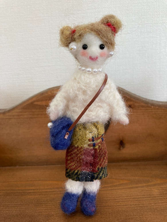羊毛フェルトの女の子（ざっくりセーター白） 1枚目の画像
