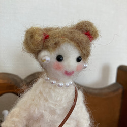 羊毛フェルトの女の子（ざっくりセーター白） 2枚目の画像