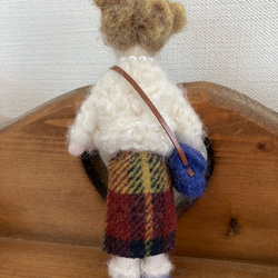 羊毛フェルトの女の子（ざっくりセーター白） 3枚目の画像