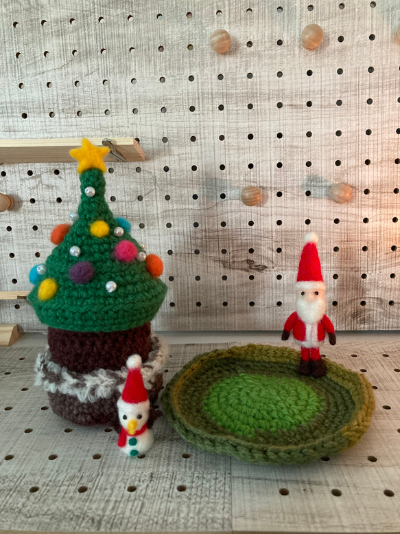 クリスマスツリーの小物入れ＆サンタクロースのコースター(雪だるま付き)羊毛フェルト 1枚目の画像