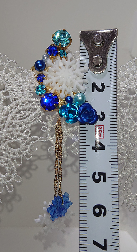 青薔薇と雪の結晶のゆらゆら結晶のイヤーカフ(右耳用) 4枚目の画像