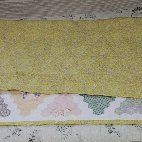 おばあちゃんの花園」パッチワーク・キルトのミニベッドカバー