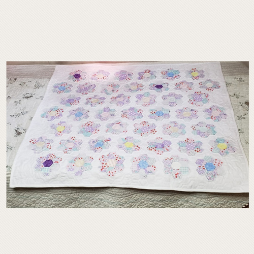 パッチワークキルト・タペストリー・マルチカバーにも パッチワーク・キルトのタペストリー及びベッドカバー(110cm