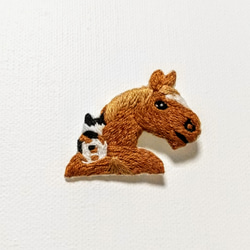 馬に乗る猫の刺繍ブローチ 1枚目の画像