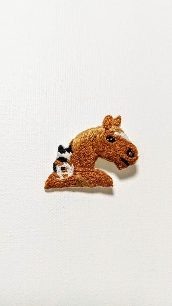 馬に乗る猫の刺繍ブローチ 1枚目の画像