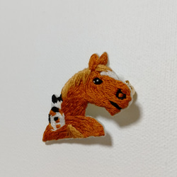 馬に乗る猫の刺繍ブローチ 2枚目の画像