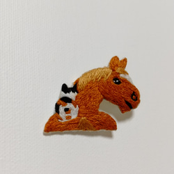 馬に乗る猫の刺繍ブローチ 3枚目の画像