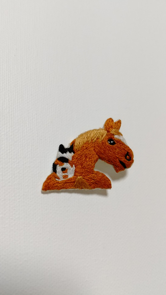 馬に乗る猫の刺繍ブローチ 3枚目の画像