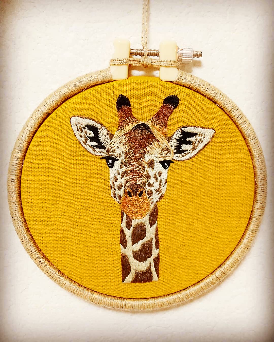 (A^^):ハンドメイド　ダーニング刺繍指人形　ライオン・キリン・カピバラ キリンの手刺繍 その他アート キコリヤ 通販 11171883｜Creema