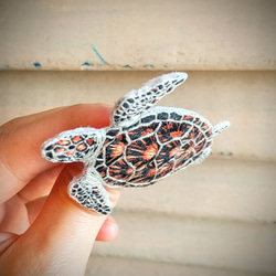 ウミガメの手刺繍ブローチ 3枚目の画像