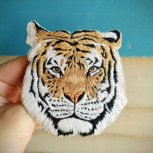 来年の干支、トラの大きめ手刺繍ブローチ ブローチ キコリヤ 通販 