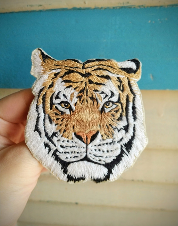 来年の干支、トラの大きめ手刺繍ブローチ ブローチ キコリヤ 通販 