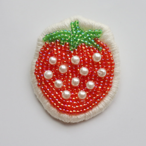 受注制作】いちごのブローチ ビーズ刺繍ブローチ | hamonihamoni