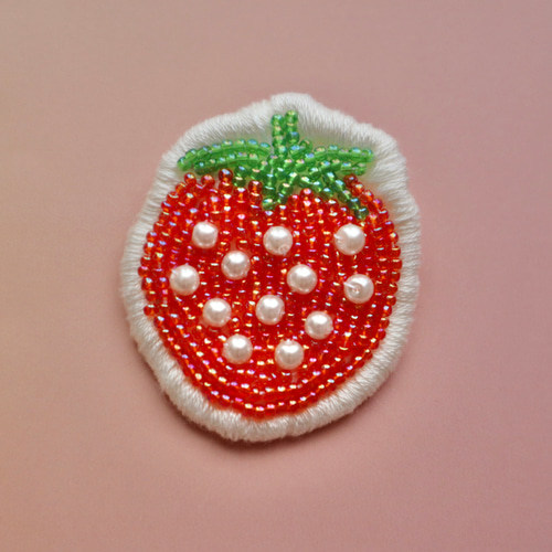 苺 刺繍 いちご 219.うずまき ビーズ ブローチ