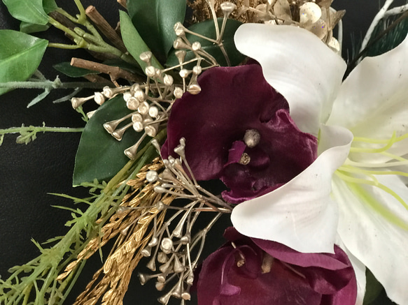 カサブランカと胡蝶蘭のお正月スワッグ 2枚目の画像