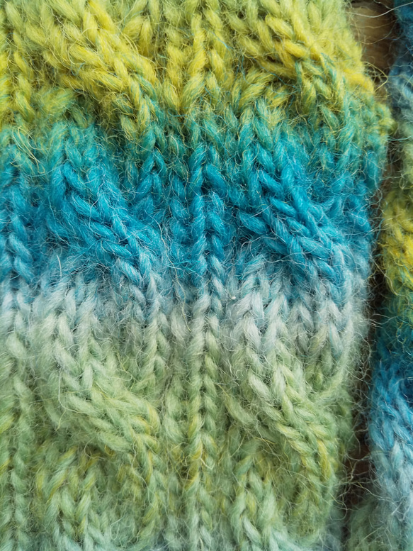 縄編みの伸びるハンドウォーマー（アクア） 3枚目の画像