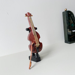 マホガニー調の弦楽器　 2枚目の画像
