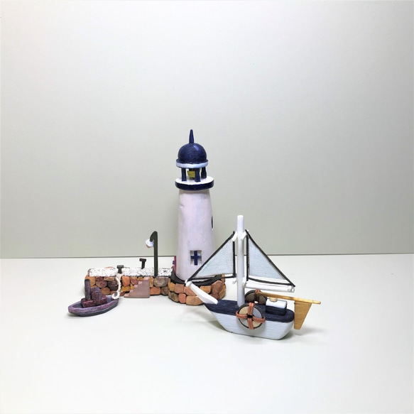 青い灯台と白い船　 1枚目の画像