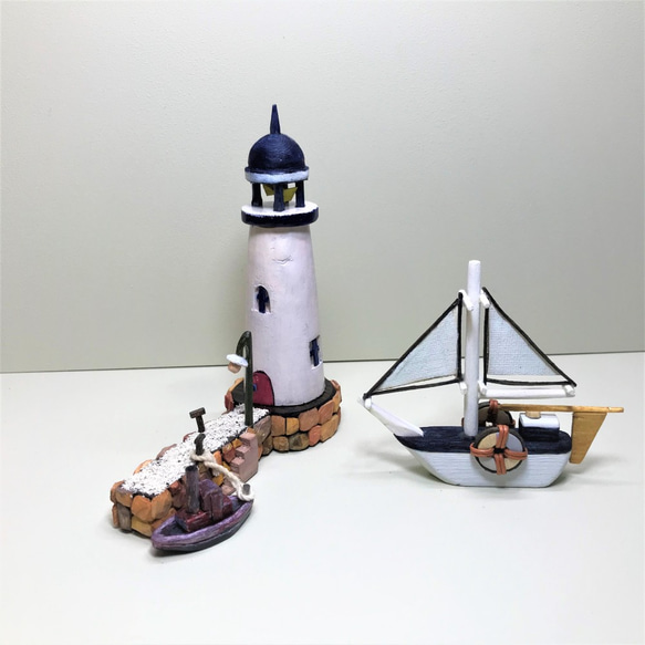 青い灯台と白い船　 2枚目の画像