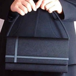 ブラックフォーマルバッグ１本手帯サテン 3枚目の画像