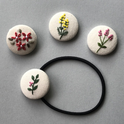お花の刺繍くるみボタン　ヘアゴムorブローチ 2枚目の画像