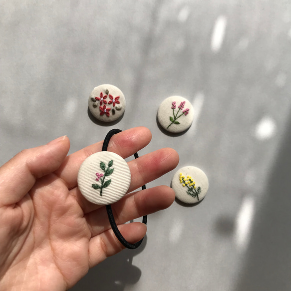 お花の刺繍くるみボタン　ヘアゴムorブローチ 3枚目の画像