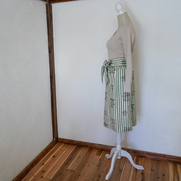 ストライプに洗濯表示マークがかわいい♡ ミモレ丈の春スカート 5枚目の画像