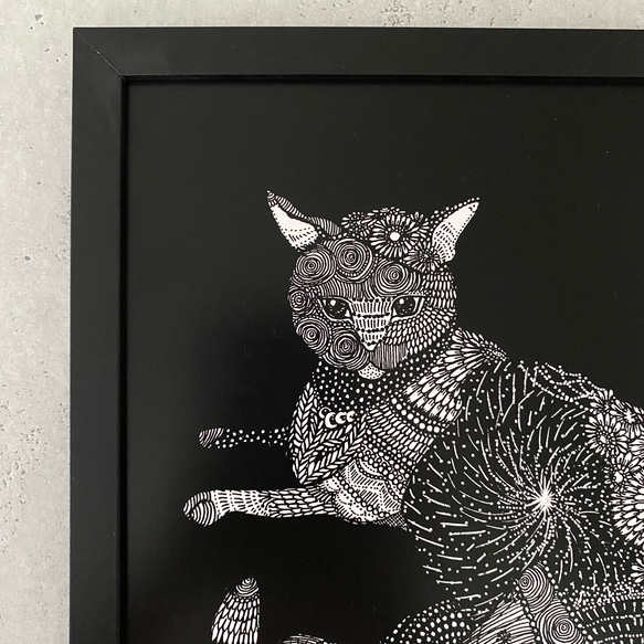 マーガレットと桜の猫: 動物モノクロポスター【A4サイズ】フレームなし 2枚目の画像