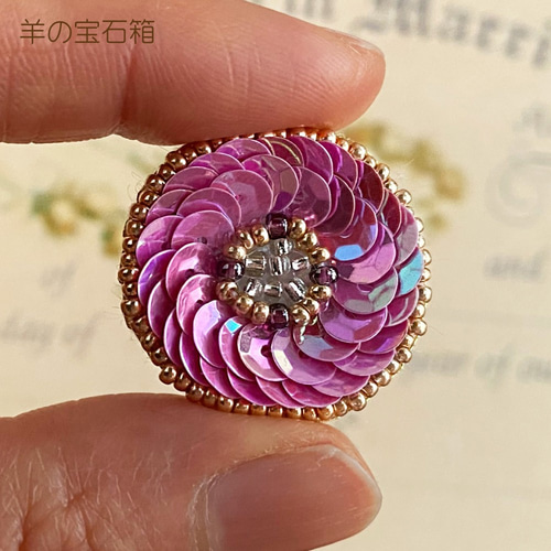 【週末限定出品】 BISOU ピンクさんごのブローチ 単色のブローチ3 ビーズ刺繍 ピンク コラージュ ブローチ 月に