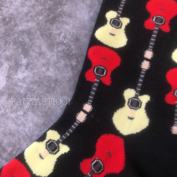 ギター柄靴下❤️ユニセックススケーターソックス グラフィックアート ポップアート 楽器 ロック バンド エレキギター 4枚目の画像