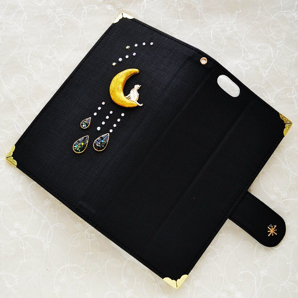 左利き専用の手帳型スマホケース『猫と月のいる星空-black-』スタンド付き、カメラ穴、ケース付きで全機種注文可能 4枚目の画像