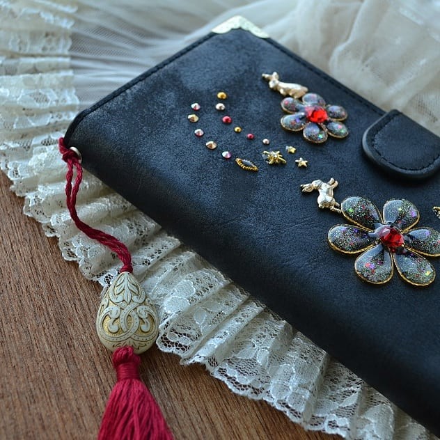 深い赤と漆黒の手帳型スマホケース『うさぎと花のiro』‐vivid and dark‐生地が変わります！全機種対応