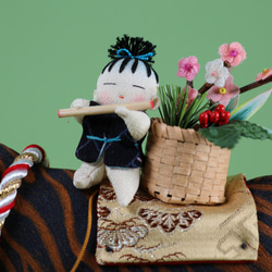 干支　和布　丑とお正月のお花摘みを終えた笛吹き童子 4枚目の画像