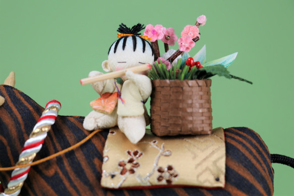 干支　和布　丑とお正月のお花摘みを終えた笛吹き童子 4枚目の画像