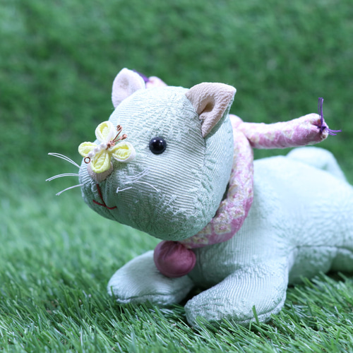 ワン・ニャン大集合 正絹の着物の生地を使った手のひらサイズの猫の