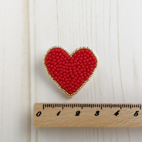 ハートのビーズ刺繍ブローチ オペークレッド ブローチ isoa