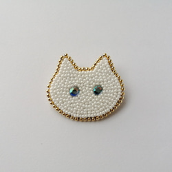 ビーズ刺繍♢白猫のブローチ 2枚目の画像