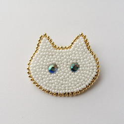 ビーズ刺繍♢白猫のブローチ 1枚目の画像