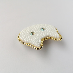 ビーズ刺繍♢白猫のブローチ 4枚目の画像