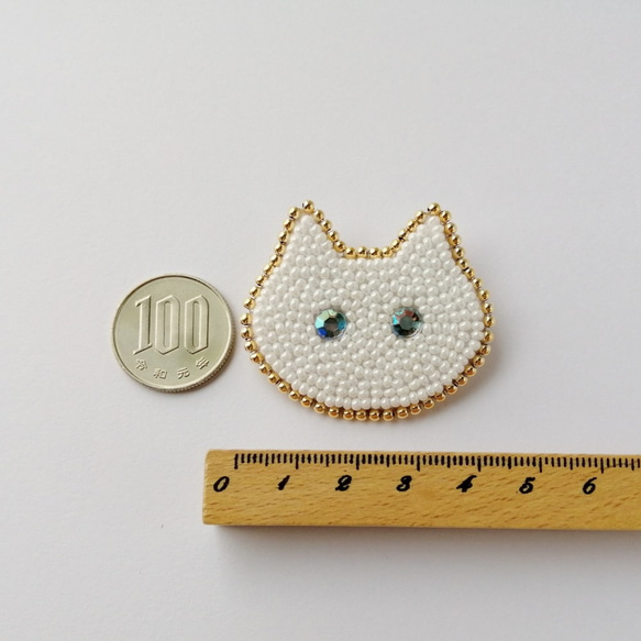 ビーズ刺繍♢白猫のブローチ 6枚目の画像