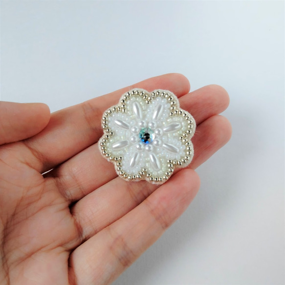 ビーズ刺繍♢花のブローチ＃101ホワイト×シルバー 4枚目の画像